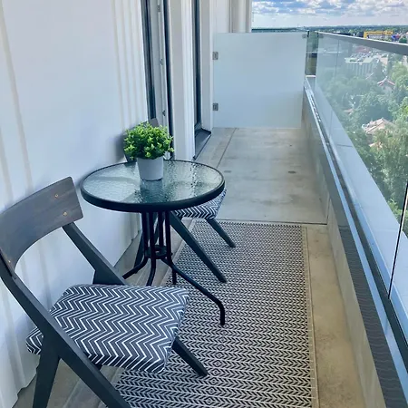 Spacious And Cozy With A Balcony In A High-rise Building Διαμέρισμα *