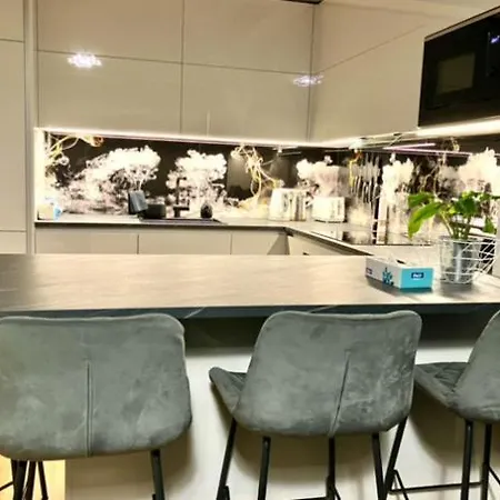 Spacious And Cozy With A Balcony In A High-rise Building *
